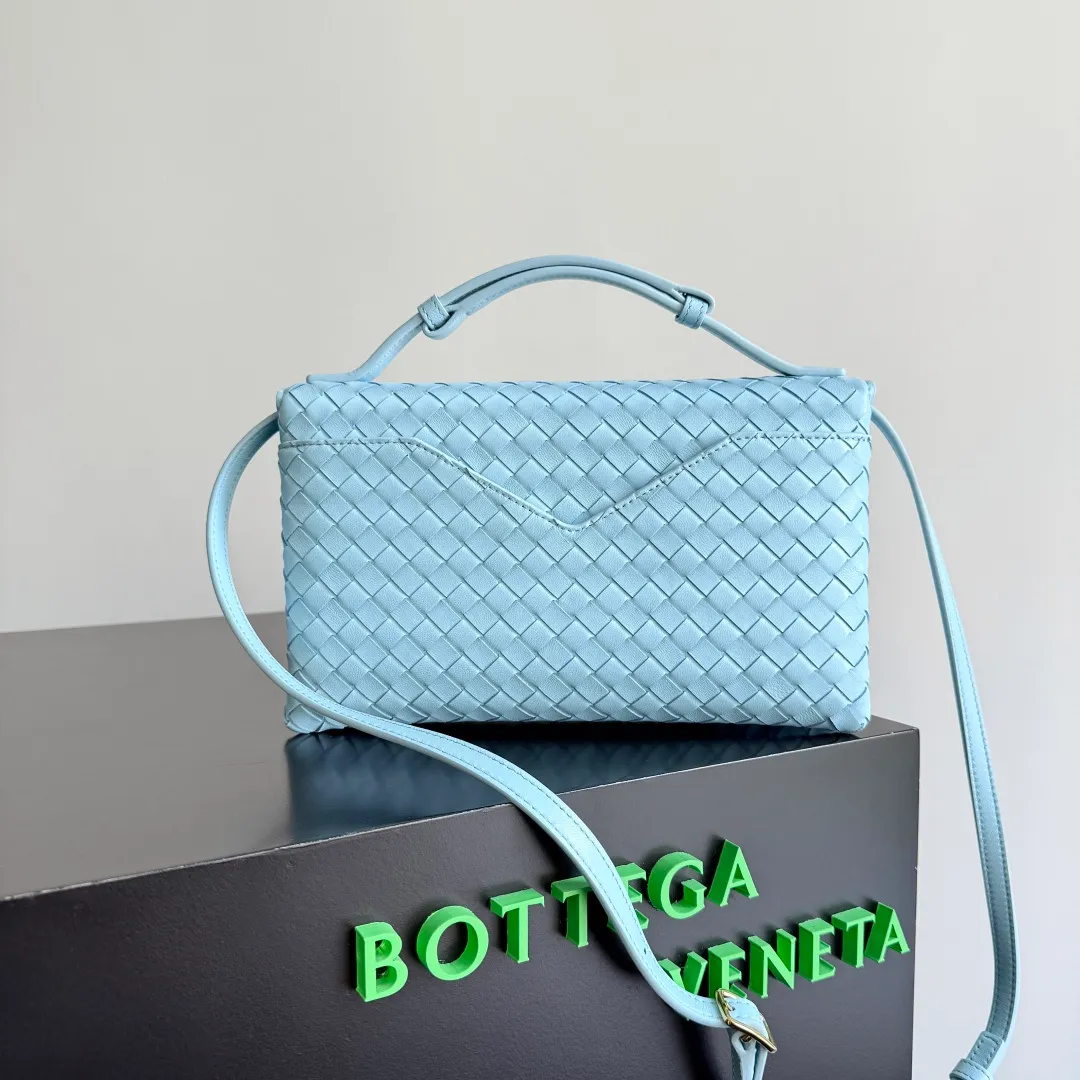 Batch 1660 BOTTEGA VENETA 2025 new product KNOT LOCK crossbody bag subverts the rigid lines of traditional tote bags, using drapey leather to create a three-dimensional silhouette that breathes. It has compartments and multiple card slots inside, making it a versatile commuter bag that can be used in various occasions. The details are full of exquisiteness, the casual retro color tone, and the upper body are full of elegance. Whether you are commuting or going out on the street, you can easily hold it. The two carrying methods of hand-carrying and long shoulder strap are very practical! At the same time, the shoulder strap is detachable, suitable for various dressing styles~ Whether it is a dinner party or daily commuting, it can be easily controlled and becomes your versatile tool❤️ Style number: 817191 Size: 25*16*5.5cm